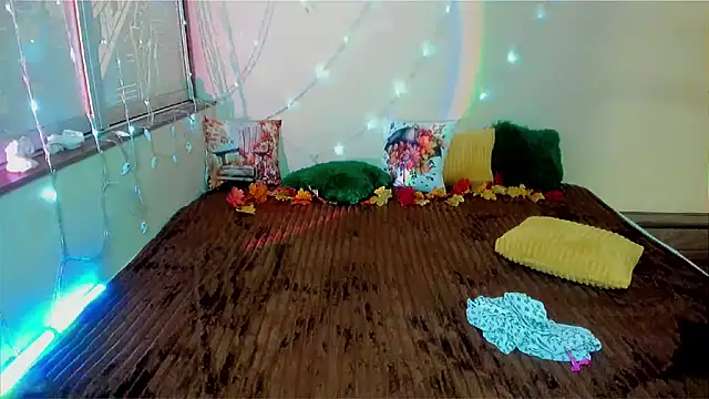 Snapshot of LizaSenri chatting on 09.26.25 LizaSenri online show from 09.26.25