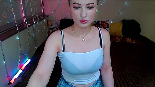 Snapshot of LizaSenri chatting on 10.13.25 LizaSenri online show from 10.13.25