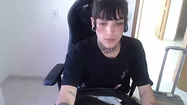 Snapshot of charlotbelucci_ chatting on 10.01.25 charlotbelucci online show from 10.01.25