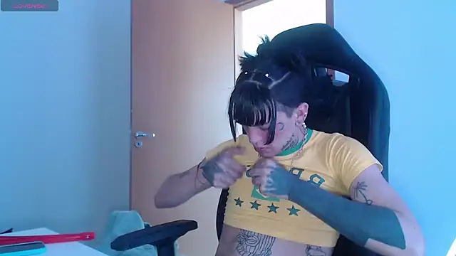 Snapshot of charlotbelucci_ chatting on 10.02.25 charlotbelucci online show from 10.02.25