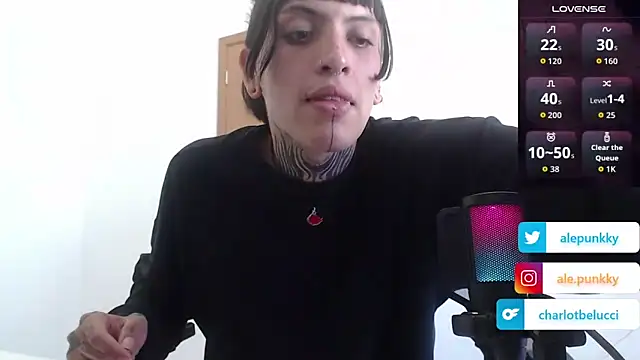 Snapshot of charlotbelucci_ chatting on 10.03.25 charlotbelucci online show from 10.03.25