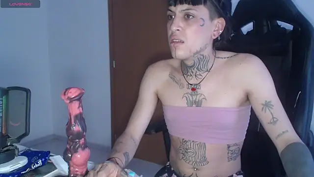 Snapshot of charlotbelucci_ chatting on 10.08.25 charlotbelucci online show from 10.08.25