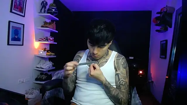 Snapshot of jung_dragon chatting on 10.31.25 jung dragon online show from 10.31.25