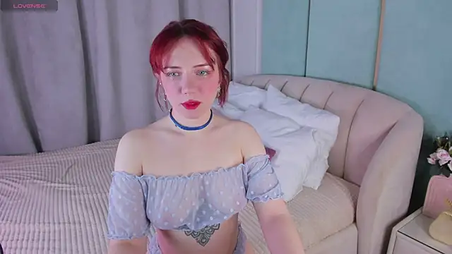 Snapshot of Love_is_Lola chatting on 01.05.25 Love is Lola online show from 01.05.25