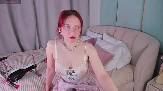 Snapshot of Love_is_Lola chatting on 01.09.25 Love is Lola online show from 01.09.25