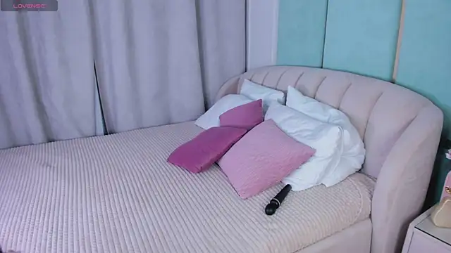 Snapshot of Love_is_Lola chatting on 01.10.25 Love is Lola online show from 01.10.25