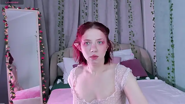 Snapshot of Love_is_Lola chatting on 02.08.25 Love is Lola online show from 02.08.25