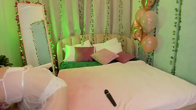 Snapshot of Love_is_Lola chatting on 03.01.25 Love is Lola online show from 03.01.25