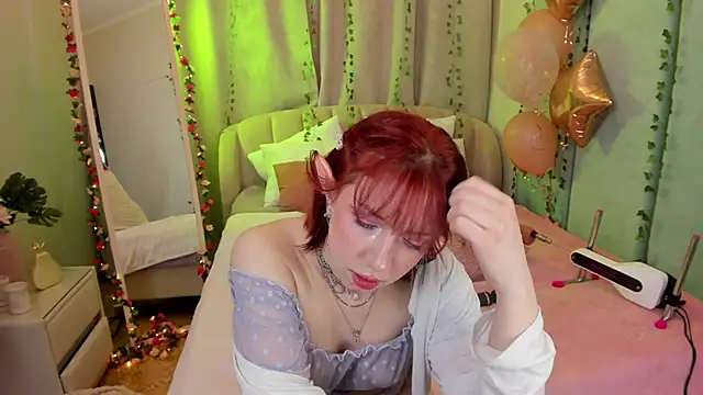 Snapshot of Love_is_Lola chatting on 03.04.25 Love is Lola online show from 03.04.25