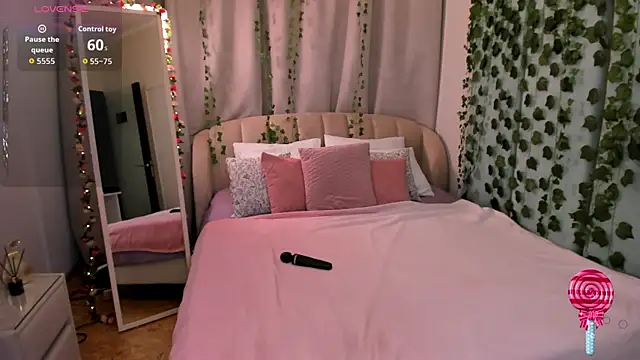 Snapshot of Love_is_Lola chatting on 10.21.25 Love is Lola online show from 10.21.25