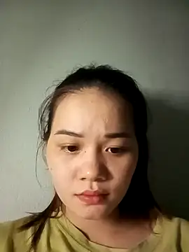 Snapshot of Ngoc-Trinh chatting on 12.05.24 Ngoc-Trinh online show from 12.05.24
