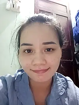 Snapshot of Ngoc-Trinh chatting on 12.14.24 Ngoc-Trinh online show from 12.14.24