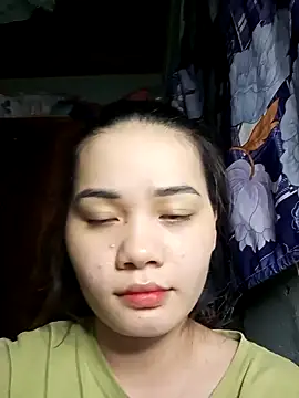 Snapshot of Ngoc-Trinh chatting on 12.14.24 Ngoc-Trinh online show from 12.14.24