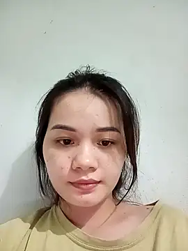 Snapshot of Ngoc-Trinh chatting on 12.15.24 Ngoc-Trinh online show from 12.15.24