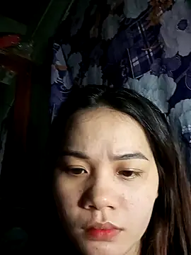 Snapshot of Ngoc-Trinh chatting on 12.21.24 Ngoc-Trinh online show from 12.21.24