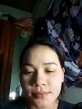 Snapshot of Ngoc-Trinh chatting on 01.05.25 Ngoc-Trinh online show from 01.05.25