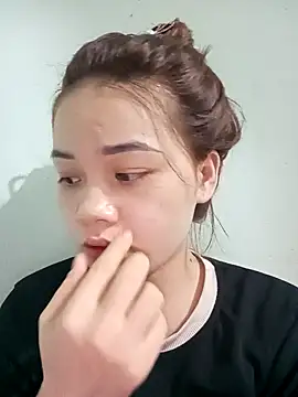 Snapshot of Ngoc-Trinh chatting on 01.16.25 Ngoc-Trinh online show from 01.16.25