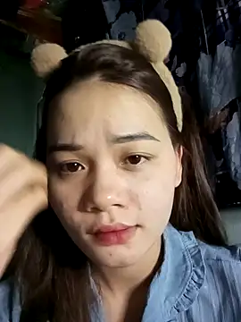 Snapshot of Ngoc-Trinh chatting on 01.19.25 Ngoc-Trinh online show from 01.19.25