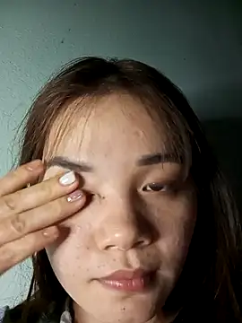Snapshot of Ngoc-Trinh chatting on 01.31.25 Ngoc-Trinh online show from 01.31.25