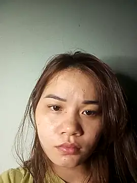 Snapshot of Ngoc-Trinh chatting on 02.10.25 Ngoc-Trinh online show from 02.10.25