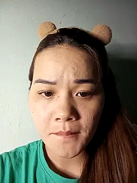 Snapshot of Ngoc-Trinh chatting on 02.16.25 Ngoc-Trinh online show from 02.16.25