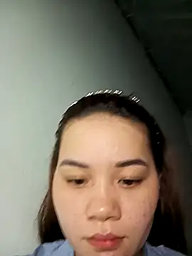 Snapshot of Ngoc-Trinh chatting on 02.19.25 Ngoc-Trinh online show from 02.19.25