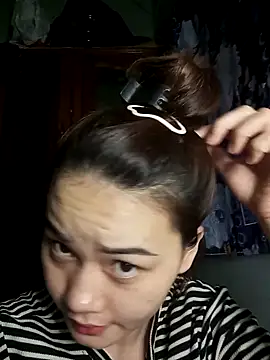 Snapshot of Ngoc-Trinh chatting on 03.15.25 Ngoc-Trinh online show from 03.15.25