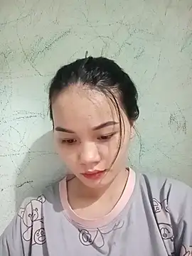 Snapshot of Ngoc-Trinh chatting on 10.22.25 Ngoc-Trinh online show from 10.22.25