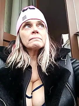 Snapshot of hugebobbs chatting on 03.18.25 hugebobbs online show from 03.18.25