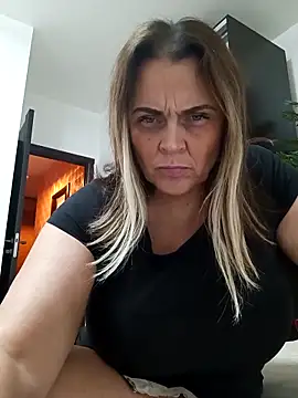 Snapshot of hugebobbs chatting on 09.17.25 hugebobbs online show from 09.17.25