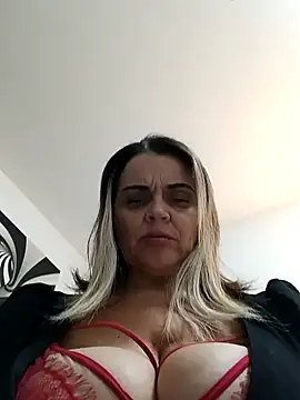 Snapshot of hugebobbs chatting on 09.24.25 hugebobbs online show from 09.24.25