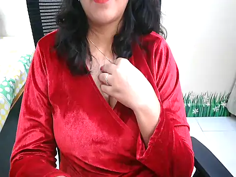 Snapshot of Inviting_Aanya chatting on 11.08.25 Inviting Aanya online show from 11.08.25