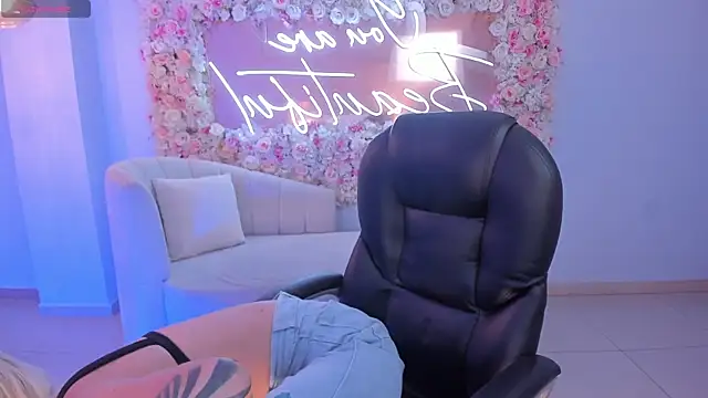 HannaConnor  online show from 01.26.25