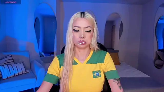 HannaConnor  online show from 03.22.25