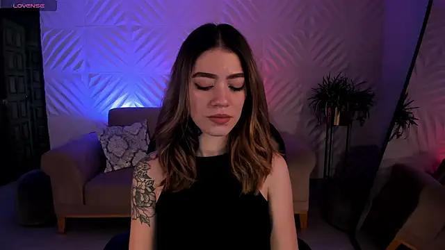 ViolettHansson online show from 01.04.25