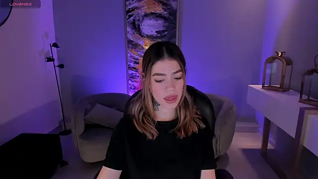 ViolettHansson online show from 01.05.25