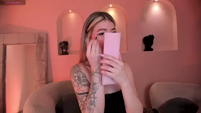 ViolettHansson online show from 12.05.25