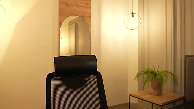 Snapshot of IrisBaker chatting on 10.27.25 IrisBaker online show from 10.27.25