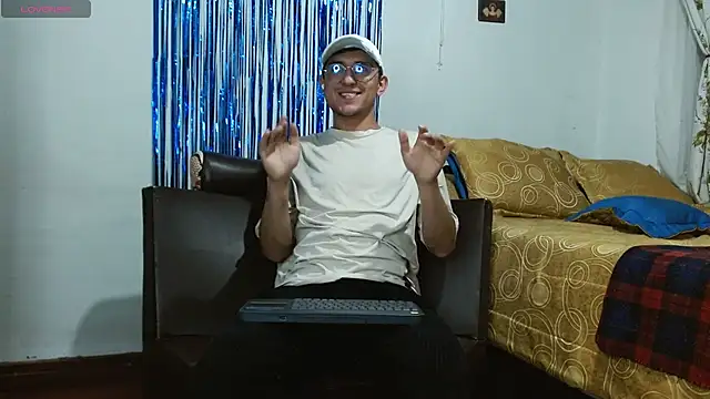 Snapshot of samfox_ chatting on 10.02.25 samfox online show from 10.02.25