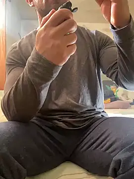 Snapshot of FumesClouds chatting on 01.02.25 FumesClouds online show from 01.02.25