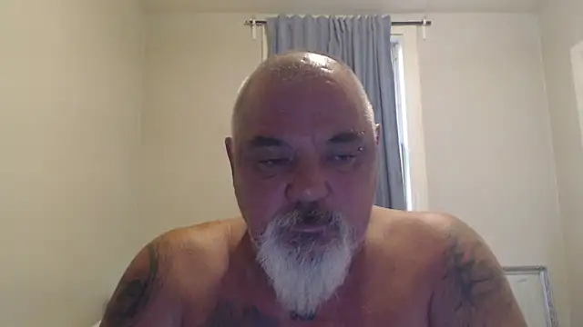 Newfiesausage1972 online show from 10.23.25