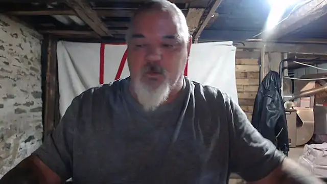 Newfiesausage1972 online show from 11.18.25