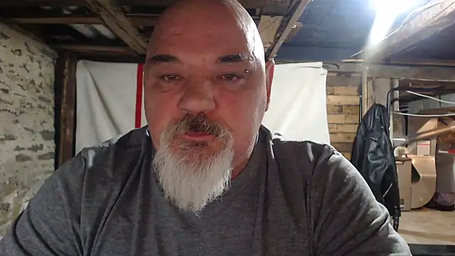 Newfiesausage1972 online show from 11.20.25