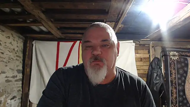 Newfiesausage1972 online show from 12.17.25