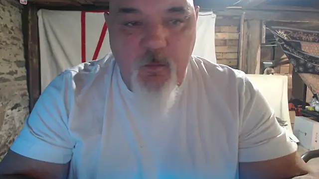 Newfiesausage1972 online show from 02.11.26