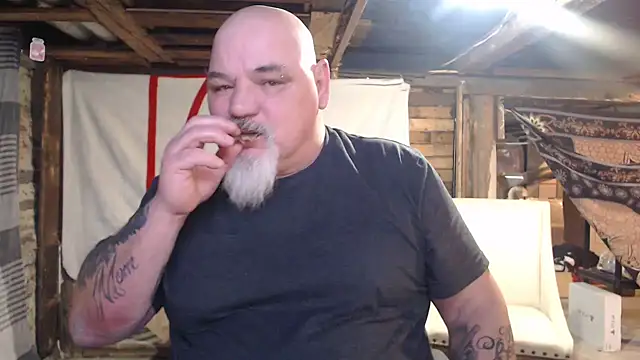 Newfiesausage1972 online show from 02.22.26