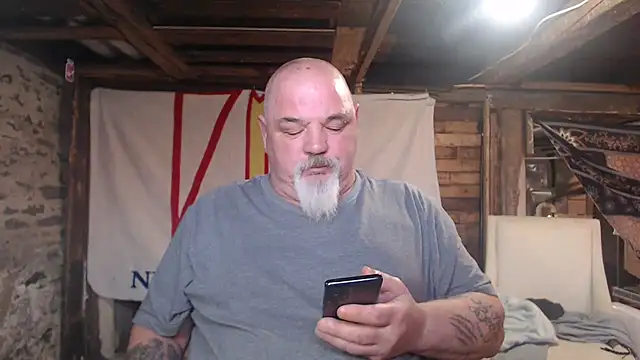 Newfiesausage1972 online show from 03.04.26