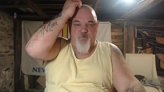 Newfiesausage1972 online show from 03.05.26