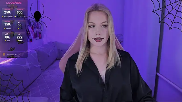 Snapshot of Honey_blonde chatting on 10.31.25 Honey blonde online show from 10.31.25