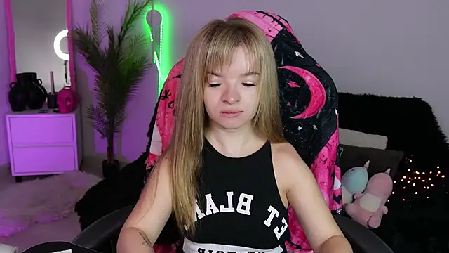 Eva Rosec online show from 10.28.25